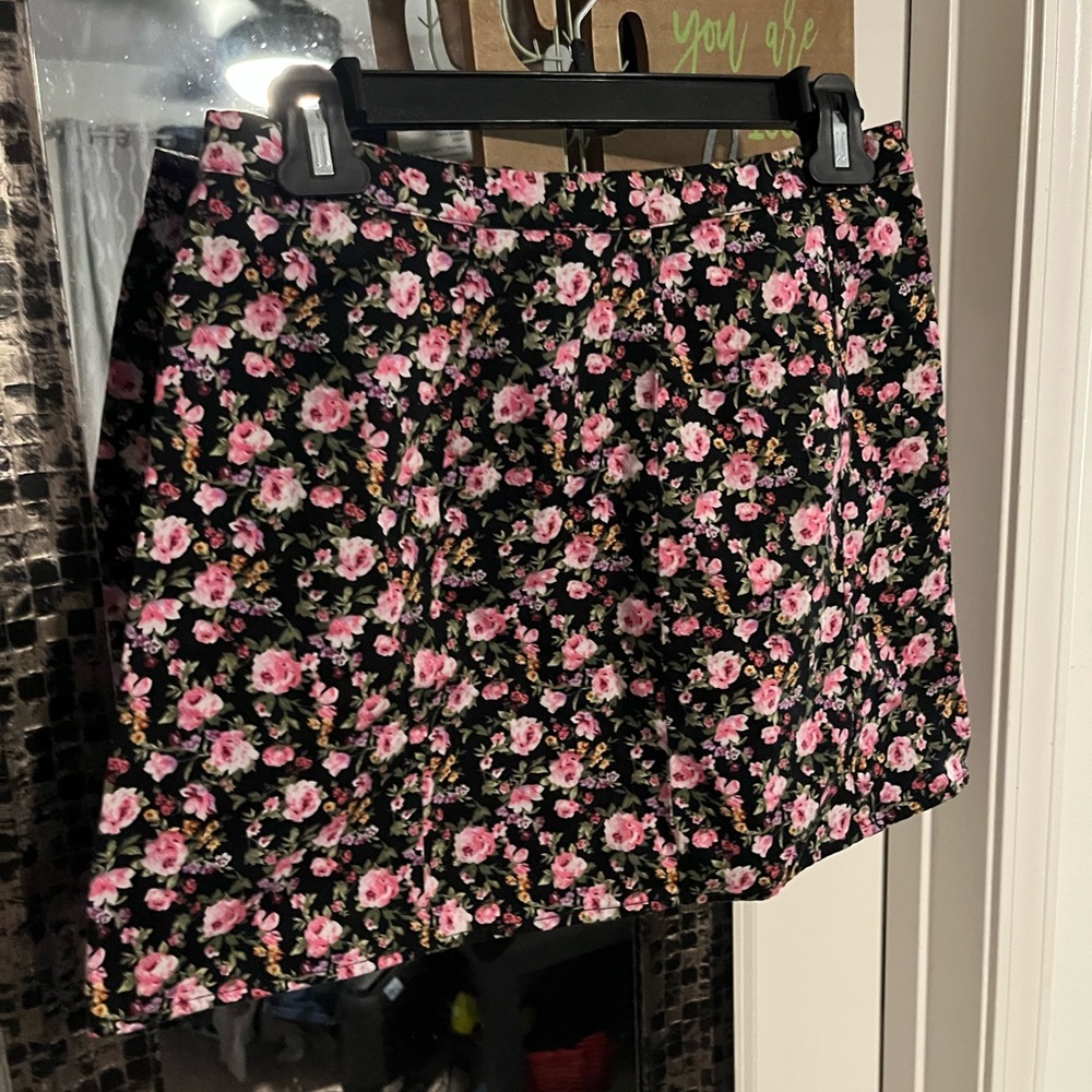 Cute Forever 21 mini skirt. Nice floral pattern.